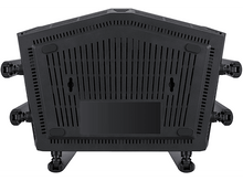 Charger l'image dans la galerie, Vue de dessous d'un routeur noir avec plusieurs antennes et des fentes de ventilation.