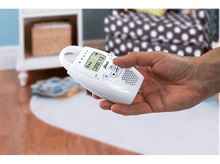Charger l'image dans la galerie, Main tenant un babyphone blanc avec un affichage numérique.