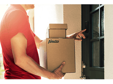 Charger l'image dans la galerie, Livreur tenant des boîtes, atteignant une serrure de porte intelligente. Lumière du soleil.