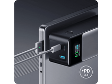 Charger l'image dans la galerie, Une batterie externe noire connectée à un ordinateur portable avec un câble USB-C. Écran.