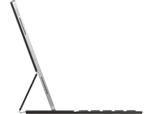 Charger l'image dans la galerie, Vue latérale d'un iPad Apple avec un accessoire clavier.