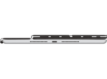 Charger l'image dans la galerie, Vue de dessous d'un iPad avec un étui clavier attaché.