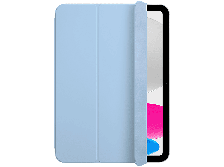 Un iPad avec une couverture bleue, partiellement ouvert, sur fond blanc.