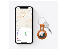 Charger l'image dans la galerie, Un téléphone affichant une carte avec un localisateur de clés et des clés attachées.