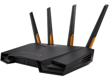 Charger l'image dans la galerie, Routeur noir avec quatre antennes, incliné sur fond blanc.