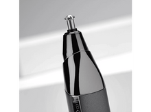 Charger l'image dans la galerie, Gros plan sur un coupe-poils de nez noir et argenté. La partie supérieure est argentée et la partie inférieure noire.