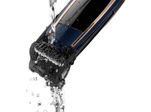 Charger l'image dans la galerie, De l'eau coulant sur une tondeuse bleue et noire. Accents dorés sur la tondeuse. Fond blanc.