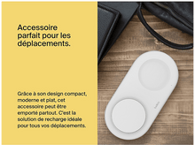 Charger l'image dans la galerie, Chargeur sans fil blanc sur surface en bois, avec portefeuille et sac noirs en arrière-plan.