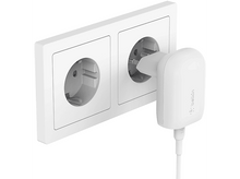 Charger l'image dans la galerie, Prise murale blanche avec un chargeur Belkin blanc branché.