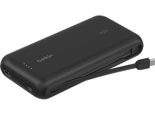 Charger l'image dans la galerie, Batterie externe Belkin noire 30W avec câble USB-C intégré. Fond noir.