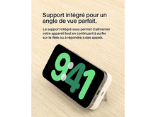 Charger l'image dans la galerie, Un téléphone se charge sans fil. L'heure affichée est 9h41. Le téléphone est sur un chargeur blanc.