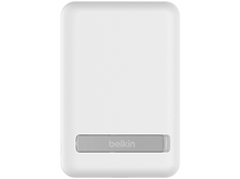 Charger l'image dans la galerie, Une batterie externe Belkin blanche avec des coins arrondis. Un détail rectangulaire gris en bas affiche la marque.