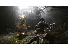 Charger l'image dans la galerie, Un guerrier combat avec une arme lumineuse. Statue en arrière-plan, dans un cadre forestier.