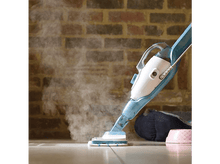 Charger l'image dans la galerie, Nettoyeur vapeur nettoyant un sol. Vapeur sortant. Mur de briques en arrière-plan.