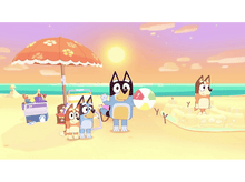 Charger l'image dans la galerie, Bluey et Bingo avec leurs parents à la plage. Un château de sable, un parasol et un ballon de plage sont visibles.