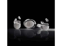 Charger l'image dans la galerie, Un fond noir avec des écouteurs et des écouteurs blancs, reflétant la lumière.