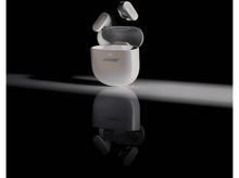 Charger l'image dans la galerie, Écouteurs sans fil Bose et étui de chargement flottant sur fond noir avec lumière.