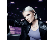 Charger l'image dans la galerie, Femme aux cheveux blonds courts, veste en cuir.