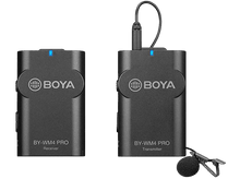 Charger l'image dans la galerie, Deux systèmes de microphones sans fil BOYA BY-WM4 PRO noirs. Fond blanc.