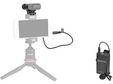 Charger l'image dans la galerie, Smartphone sur trépied avec micro, récepteur micro sans fil à droite.