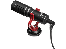 Charger l'image dans la galerie, Un microphone Boya noir avec une monture antichoc rouge et un câble noir connecté.