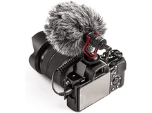 Charger l'image dans la galerie, Caméra noire avec un microphone attaché. Le microphone est recouvert de fourrure noire et blanche.