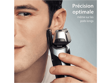 Charger l'image dans la galerie, Un homme se rase avec un rasoir électrique. Le texte dit : 'Précision optimale même sur les poils longs'.