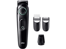 Charger l'image dans la galerie, Tondeuse à barbe Braun noire avec accessoires. Elle a une molette et un bouton d'alimentation. Fond noir.