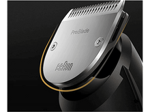 Charger l'image dans la galerie, Gros plan sur une tondeuse à cheveux Braun argent et noire avec le nom ProBlade.