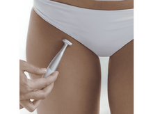 Charger l'image dans la galerie, Une personne utilise un rasoir électrique argenté sur sa jambe. Sous-vêtements blancs visibles.