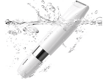 Charger l'image dans la galerie, Un rasoir électrique blanc immergé dans l'eau avec des bulles et des éclaboussures.