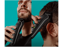 Charger l'image dans la galerie, Deux images montrant un homme se rasant. L'une la barbe, l'autre la tête.