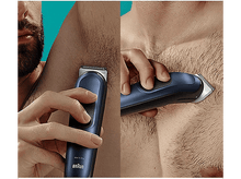 Charger l'image dans la galerie, Deux images : un homme se rasant les aisselles avec une tondeuse, et un homme se rasant les poils du torse.