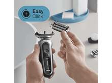 Charger l'image dans la galerie, Homme tenant un rasoir électrique et une tête de rechange. Étiquette 'Easy Click'.