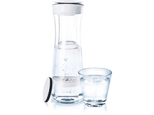 Charger l'image dans la galerie, Une carafe filtrante Brita transparente et un verre d'eau.