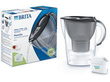 Charger l'image dans la galerie, Une carafe filtrante avec une boîte et une cartouche filtrante à côté.