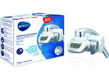 Charger l'image dans la galerie, Système de filtration d'eau Brita sur fond blanc, comprenant la boîte et le filtre lui-même.