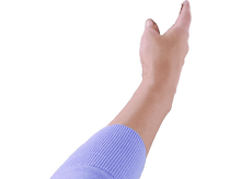 Charger l'image dans la galerie, Une main actionne un robinet avec de l'eau qui coule dans un évier en acier inoxydable. Un filtre à eau blanc est fixé au robinet.