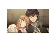 Charger l'image dans la galerie, Un couple de style anime : la femme repose sa tête sur l'épaule de l'homme. L'homme avec des lunettes tient un téléphone, la femme a les cheveux blonds.