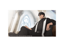 Charger l'image dans la galerie, Un homme en costume noir et lunettes de soleil est allongé sur un canapé. Il a les cheveux noirs et une écharpe blanche. Le fond montre un intérieur de bâtiment.