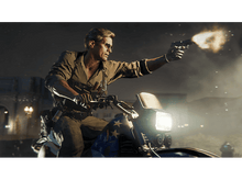 Charger l'image dans la galerie, Homme sur moto, pointant une arme et tirant, avec un fond de nuit.