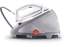 Charger l'image dans la galerie, Un fer à repasser vapeur sur une base blanche et grise, avec un câble gris, isolé sur fond noir.