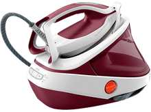 Charger l'image dans la galerie, Un fer à vapeur rouge et blanc avec un réservoir d'eau. Il a un tuyau gris et un bouton de commande rouge.