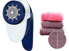 Charger l'image dans la galerie, Rasoir à tissu blanc et bleu avec trois pulls pliés et comparaison d'échantillons de tissu.