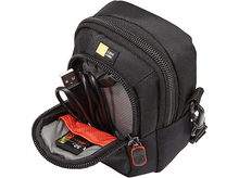 Charger l'image dans la galerie, Sac Case Logic noir, ouvert pour révéler les câbles et la carte SD. Le sac a des fermetures éclair et une tirette rouge.