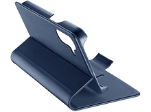 Charger l'image dans la galerie, Support de téléphone bleu marine, incliné, avec découpe pour l'appareil photo sur fond blanc.