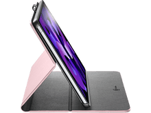 Charger l'image dans la galerie, Étui de tablette rose avec une tablette ouverte montrant un écran violet et un stylet sur fond noir.