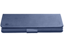 Charger l'image dans la galerie, Étui de téléphone bleu foncé, fermé. Vue latérale avec fermoir et boutons latéraux. Fond blanc.