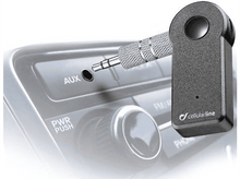 Charger l'image dans la galerie, Un adaptateur Bluetooth noir avec une prise argentée connectée à l'entrée AUX d'une voiture.