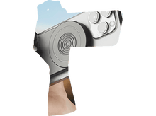 Charger l'image dans la galerie, Main tenant un téléphone avec une poignée de caméra, au-dessus de l'eau avec des arbres en arrière-plan.